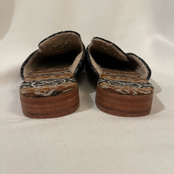 Inkkas zodiac slip on shoes, size 6. Excellent preowned condition! - Picture 8 of 12